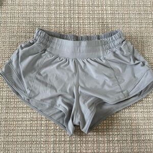 Lululemon hotty hot shorts 2.5 low rise (light gray)